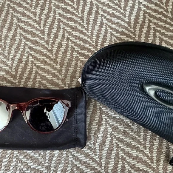 NWOT - Oakley Sprindrift Women's Berry Sunglasses with Polarized Lenses - Picture 10 of 10
